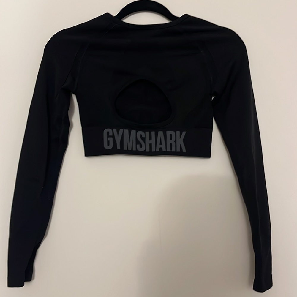 Gym shark long sleeve crop top with key hole backside. Size Small